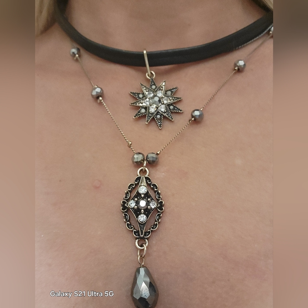 Nwot And Unworn.  Silver and Black Pendant Necklace/choker